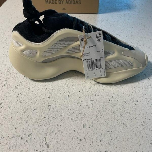 Yeezy 700 V3, color Azael,